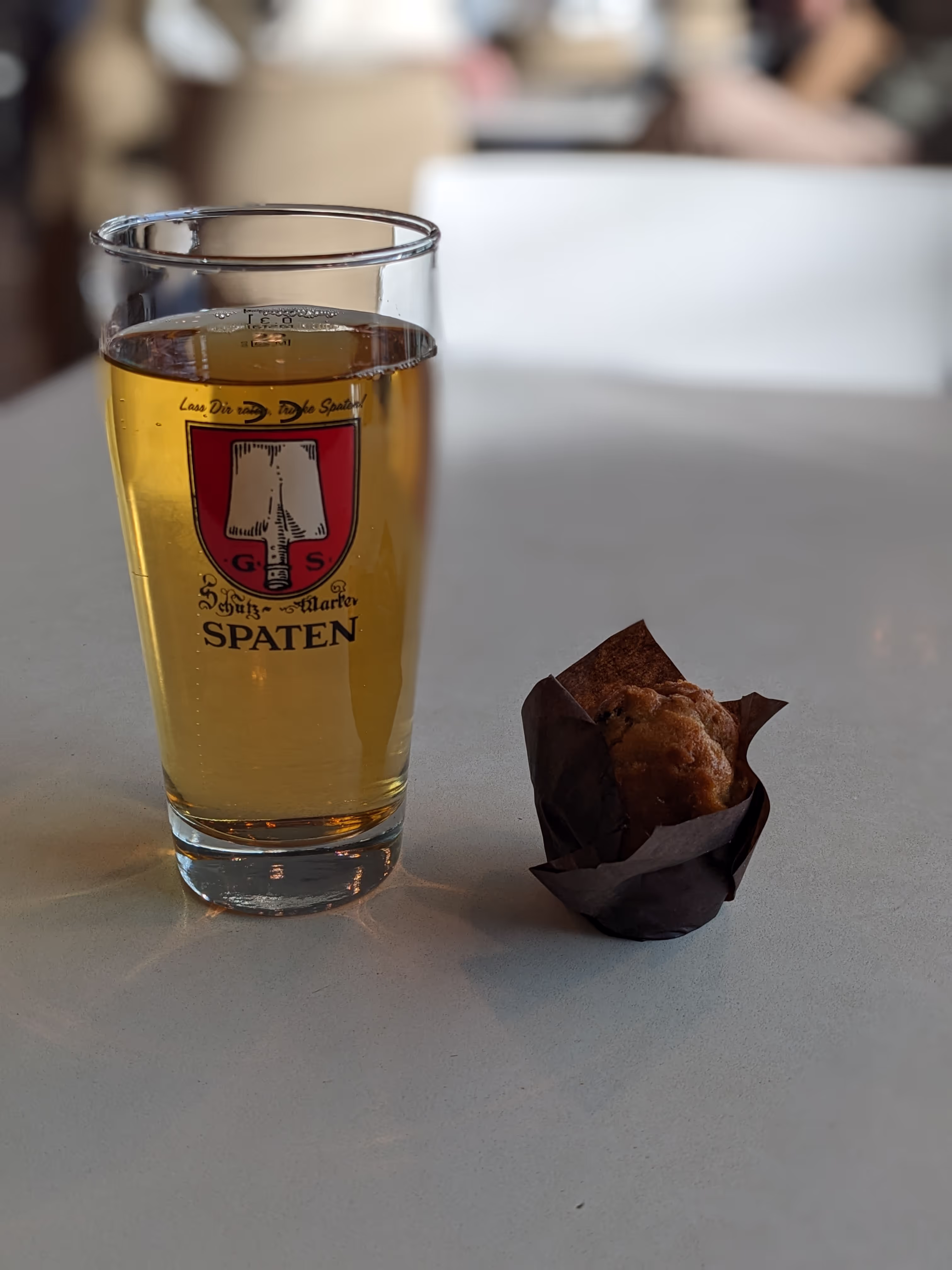 Ein Helles in der Lounge in München